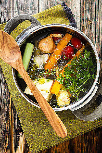 Ein Topf mit Gemüsesuppe (von oben gesehen)