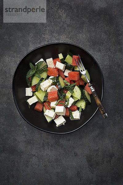 Wassermelonensalat mit Feta-Käse  Gurken  Minze und Limettendressing