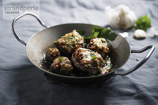 Mit Linsen-Chili gefüllte Champignons  überbacken mit Käseersatz (Vegan)