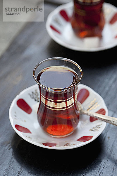 Türkischer Tee in traditionellen tulpenförmigen Gläsern