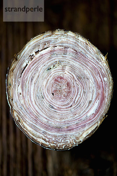 Eine Nahaufnahme einer in Scheiben geschnittenen französischen Andouille de Guéméné-Kuttelwurst