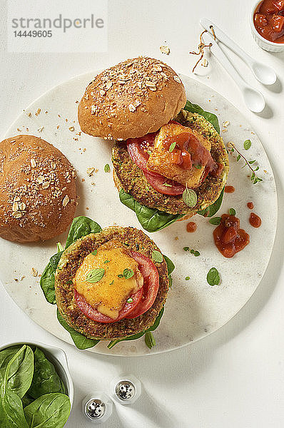 Veggie-Burger mit Tomaten und Käse