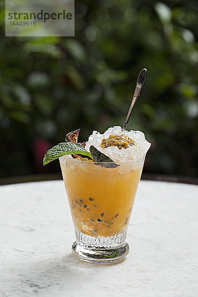Maracuja-Cocktail mit frischer Minze