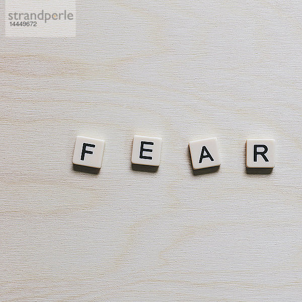 Buchstabenblöcke  die das Wort 'FEAR' buchstabieren