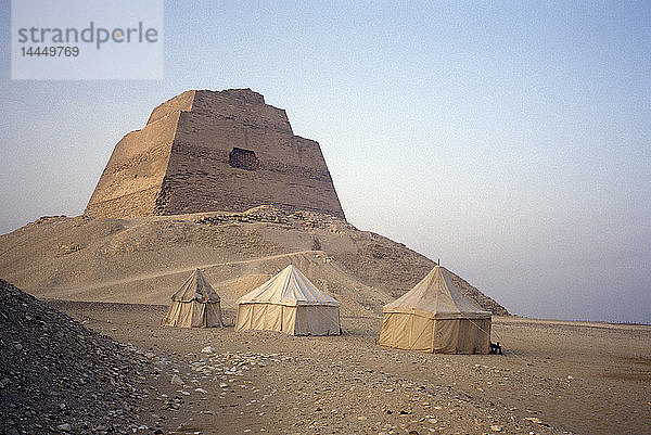Pyramiden- und Beduinenzelte in Meidum
