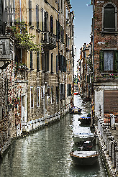 Häuser entlang des Kanals  Venedig  Italien