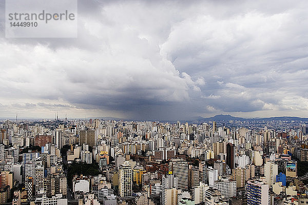 Regenschauer nähert sich der Innenstadt von Sao Paulo