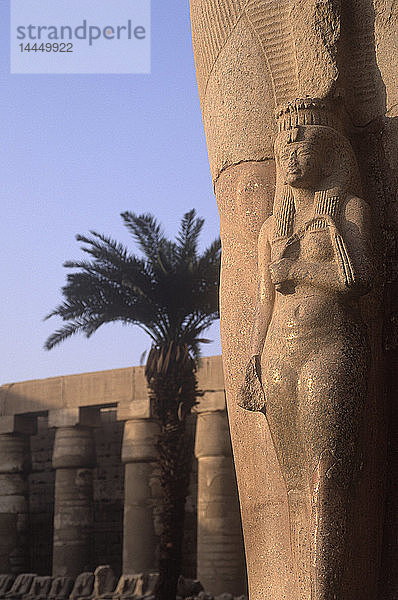 Kolonnen-Hilfe in Karnak