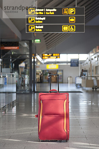 Allein sitzendes Gepäck in einem Flughafenterminal