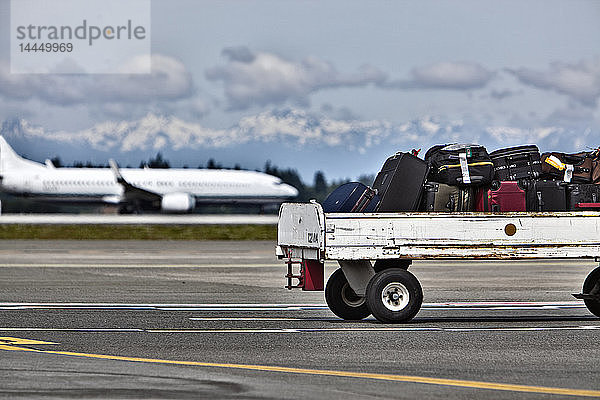 Gepäckanhänger auf dem Rollfeld des Flughafens