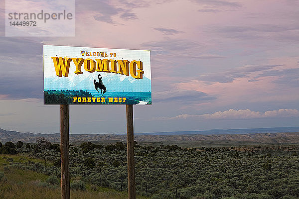 Cowboy auf bockendem Bronco auf dem Schild Welcome to Wyoming  Wyoming  Vereinigte Staaten