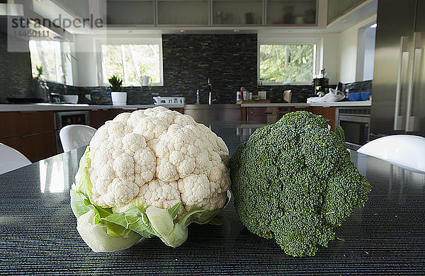 Chef von Brokkoli und Blumenkohl auf einem Tisch