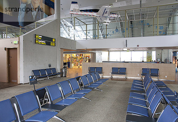 Sitzbereich im leeren Flughafen