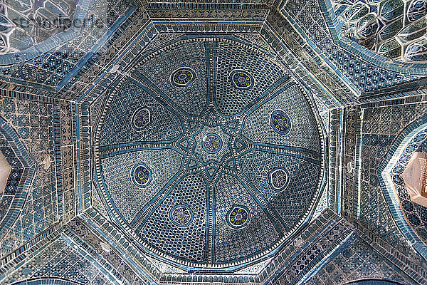 Eine Kuppel und gemusterte Mosaikfliesen Bögen und Wände  Architektur und Design im islamischen Stil.