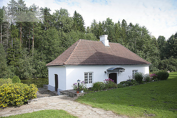 Kleines Gebäude am See