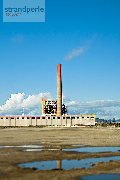 Fabrik mit Schornstein