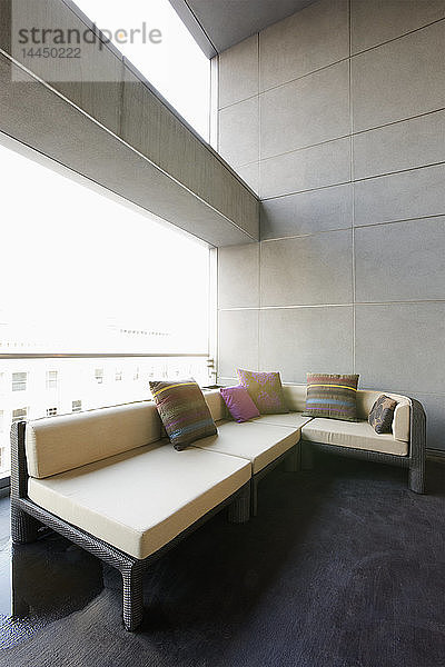 Sofa auf Luxus-Terrasse