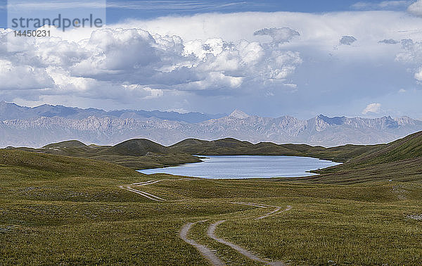 Landschaftsansicht mit Seen in einem Tal und entfernten Gebirgsketten  Tulpar Kul  Kirgisistan.