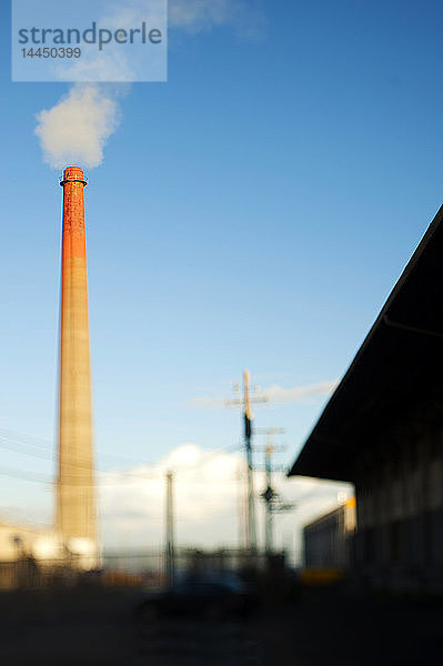 Schornstein und Fabrik