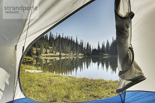 Blick vom Zelt auf den ruhigen See