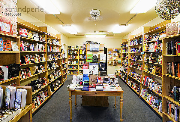 Bücher auf Regalen und Tisch im Buchladen
