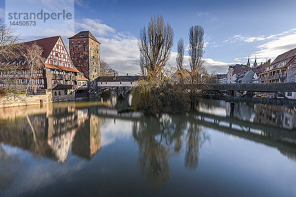 Historischer Fachwerkbau  Turm und Brücke über die Pegnitz  Nürnberg  Deutschland.