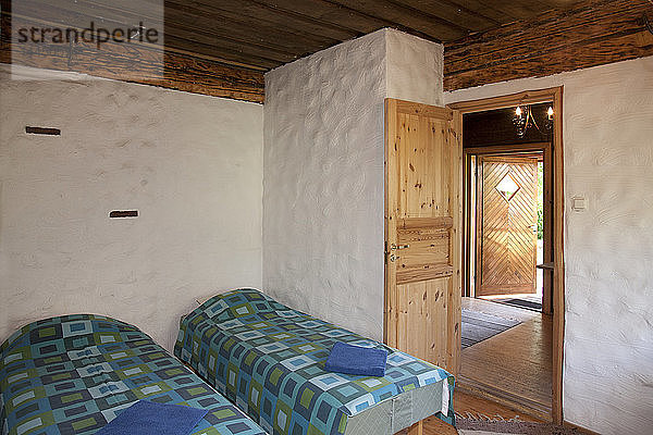 Betten in einem kleinen Resort-Schlafzimmer