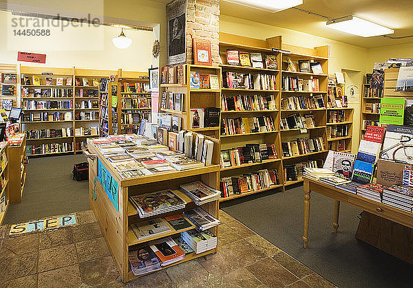 Bücher auf Regalen und Tischen im Buchladen