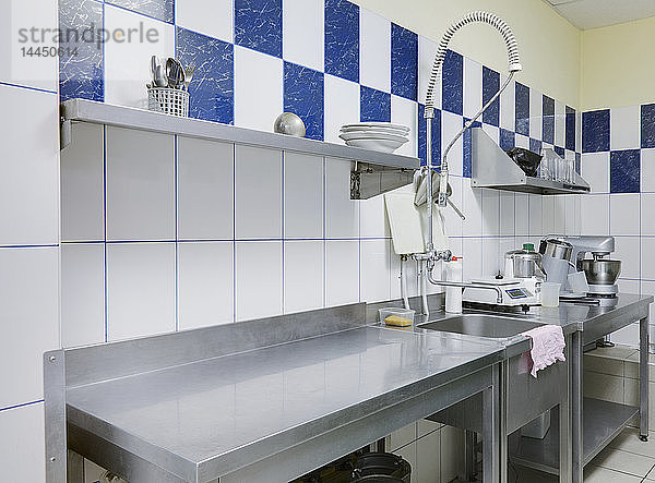 Theke und Spülbecken aus Edelstahl in leerer Restaurantküche