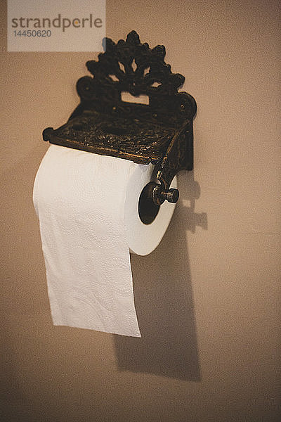 Nahaufnahme eines alten Toilettenpapierrollenhalters aus Metall.