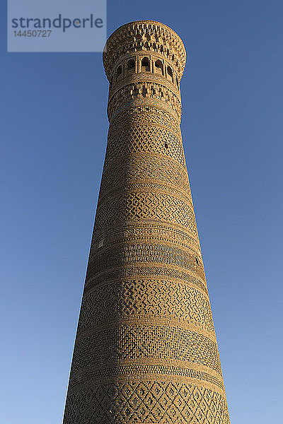 Der hohe Ziegelstein baute das kalyanische Minarett in einer Moschee in Buchara.