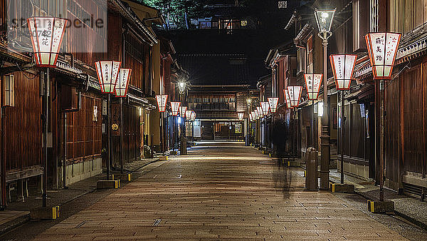Laternen und Straßen bei Nacht in Higashi Chayagai  Kanazawa  Japan.