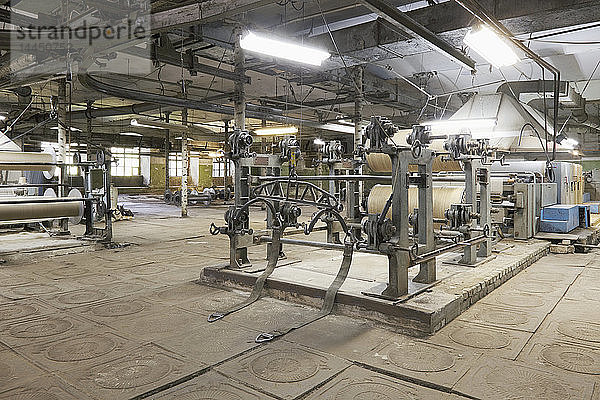 Industrielle Webstühle in Textilfabrik
