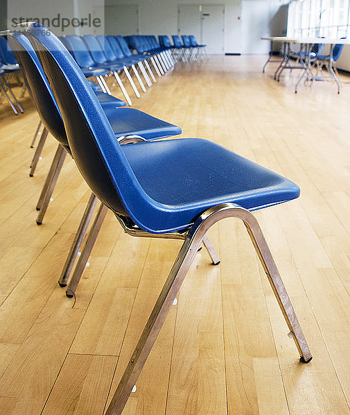 Blaue Stuhlbestuhlung in einem Auditorium