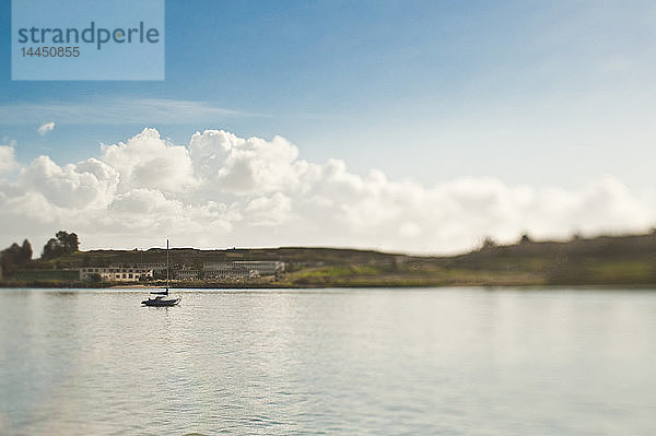 Kleines Segelboot in der Bucht verankert