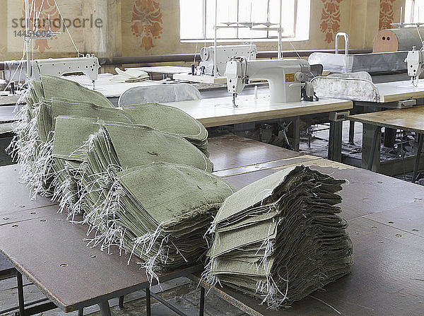 Gestapelte Säcke in Textilfabrik