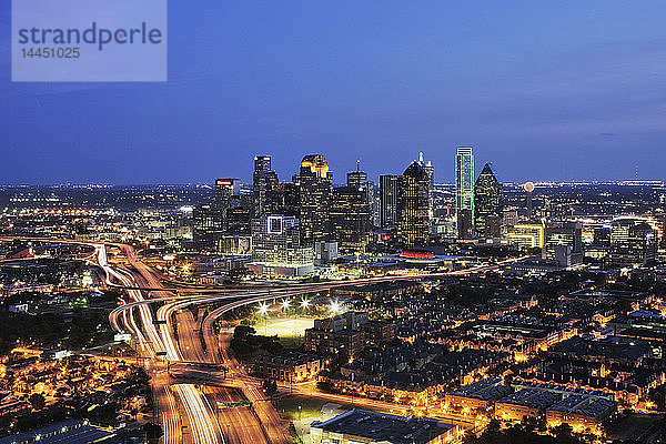 Die Skyline von Dallas bei Nacht