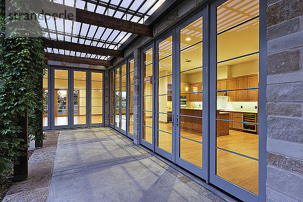 Moderne Wohnküche durch Glastüren