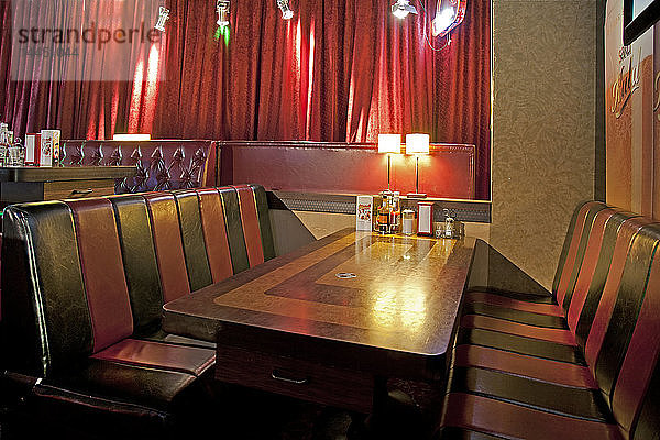 Tisch und Stände in einem Americana Diner