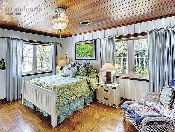 Schlafzimmer mit einer Holzdecke