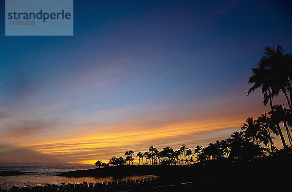 Hawaiianischer Strand bei Sonnenuntergang