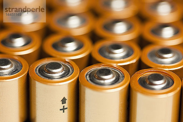 Nahaufnahme der positiven Enden von Batterien