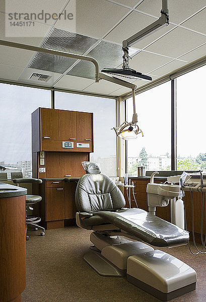 Zahnarztstuhl in leerem Büro