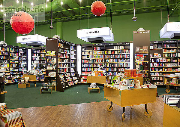 Bücher auf Regalen und Tischen im Buchladen