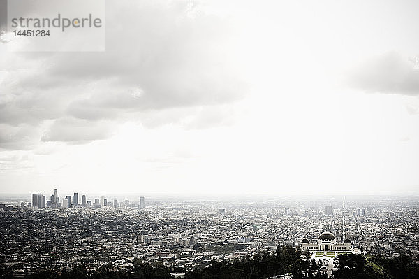 Skyline von Los Angeles und Griffith-Observatorium unter bewölktem Himmel