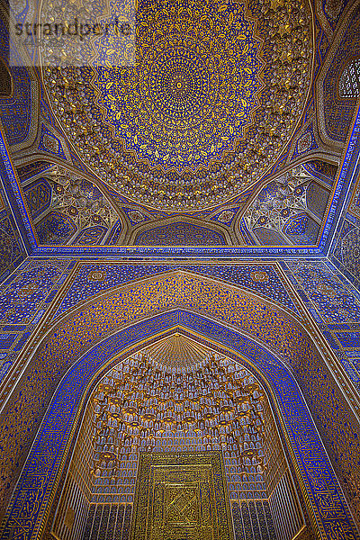 Das Innere einer Madrasa  dekoriert mit blau-weißen und goldenen Keramikfliesen in traditionellen islamischen Mustern in Samarkand.