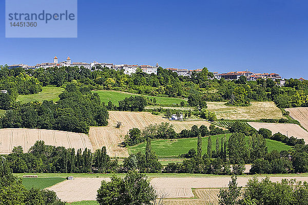 Ländliche französische Stadt und Landschaft