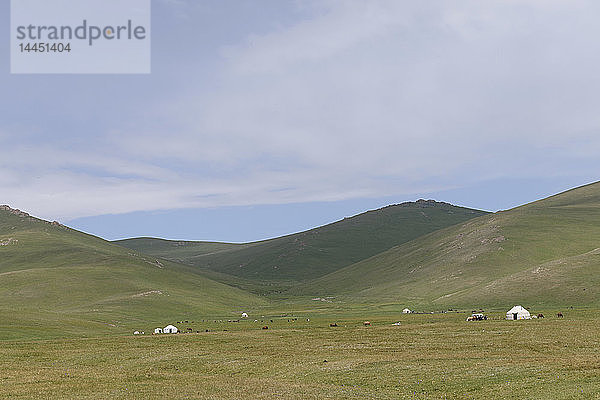 Traditionelle Jurten in einem Tal  Song kul  Kirgisistan.