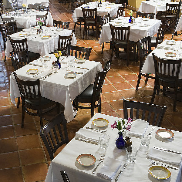 Tische und Stühle im leeren Restaurant