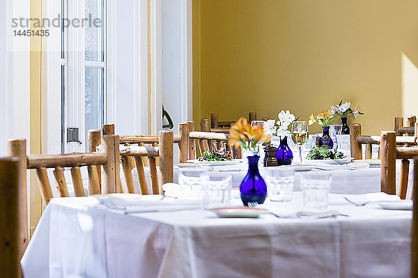 Tische und Stühle im leeren Restaurant